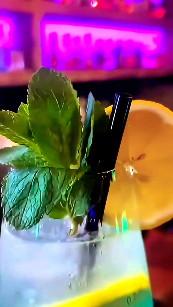 Cocktail mit Minze und Zitrone