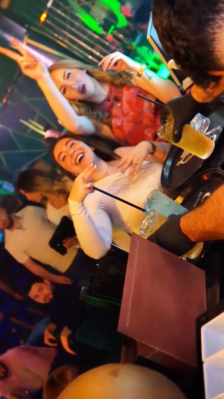 Gäste feiern mit Drinks im Golden Club