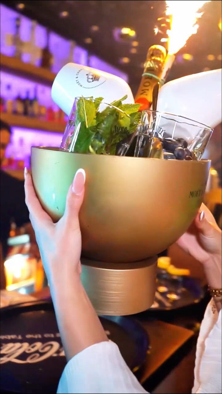 Moët im goldenen Kübel mit Wunderkerze